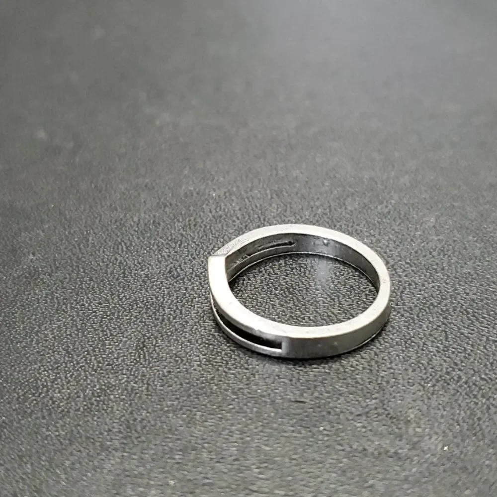 Silver tone v shaped ring size 5.5